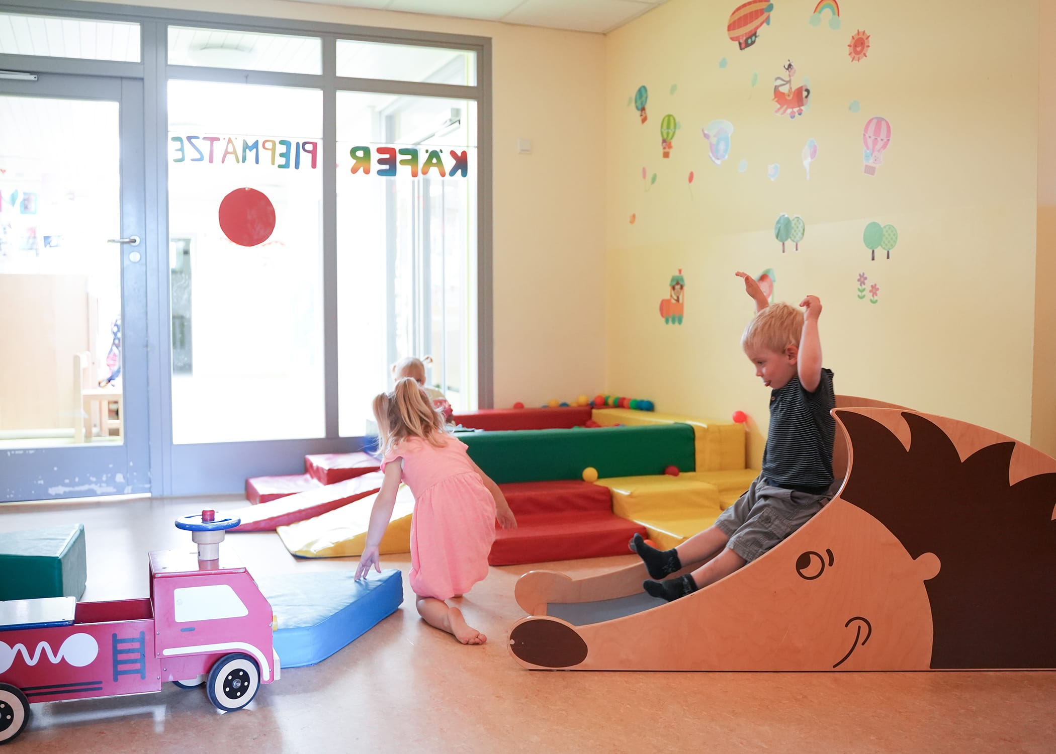 Raumbilder (10) drei Kinder beim Spielen