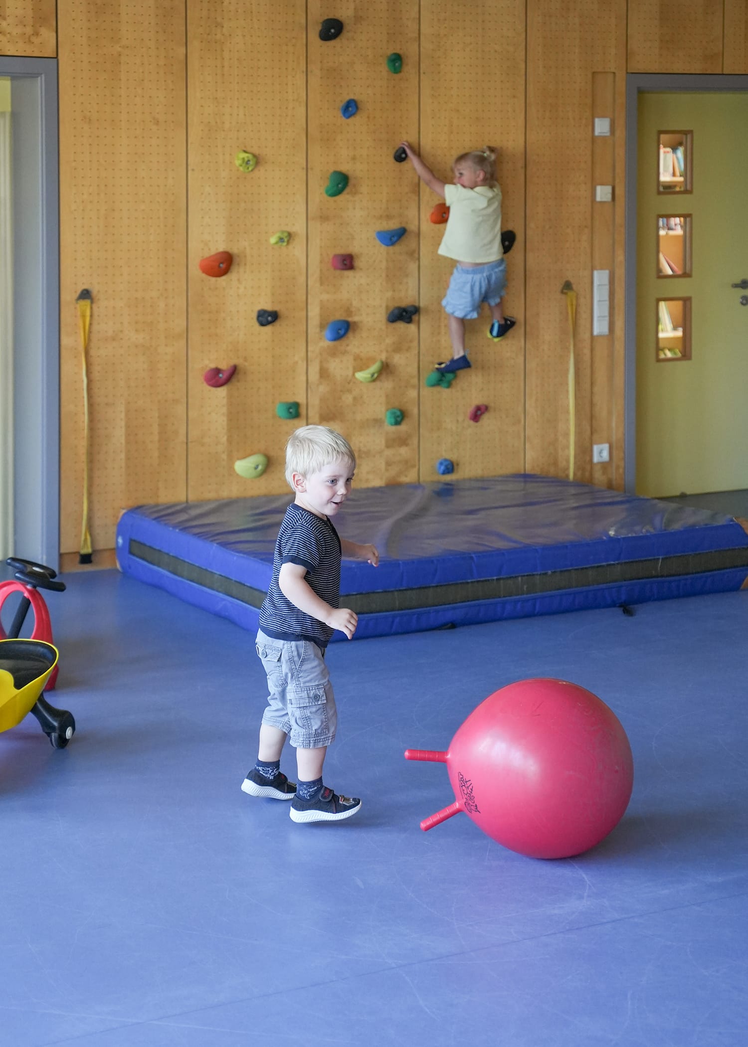 Raumbilder (28) zwei Kinder im Kletterbereich