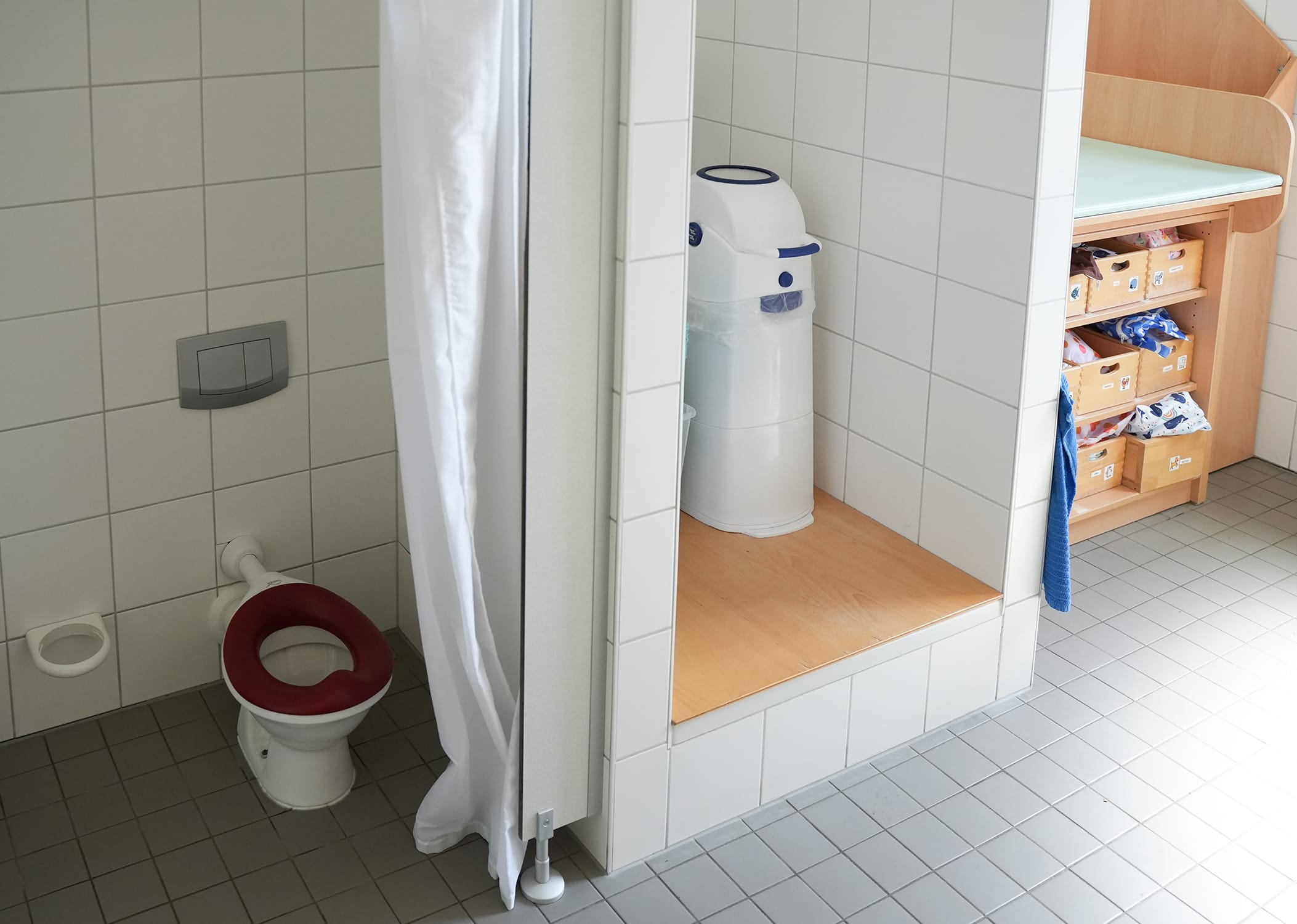 Raumbilder (55) Waschraum mit Kindertoilette und Wickelplatz