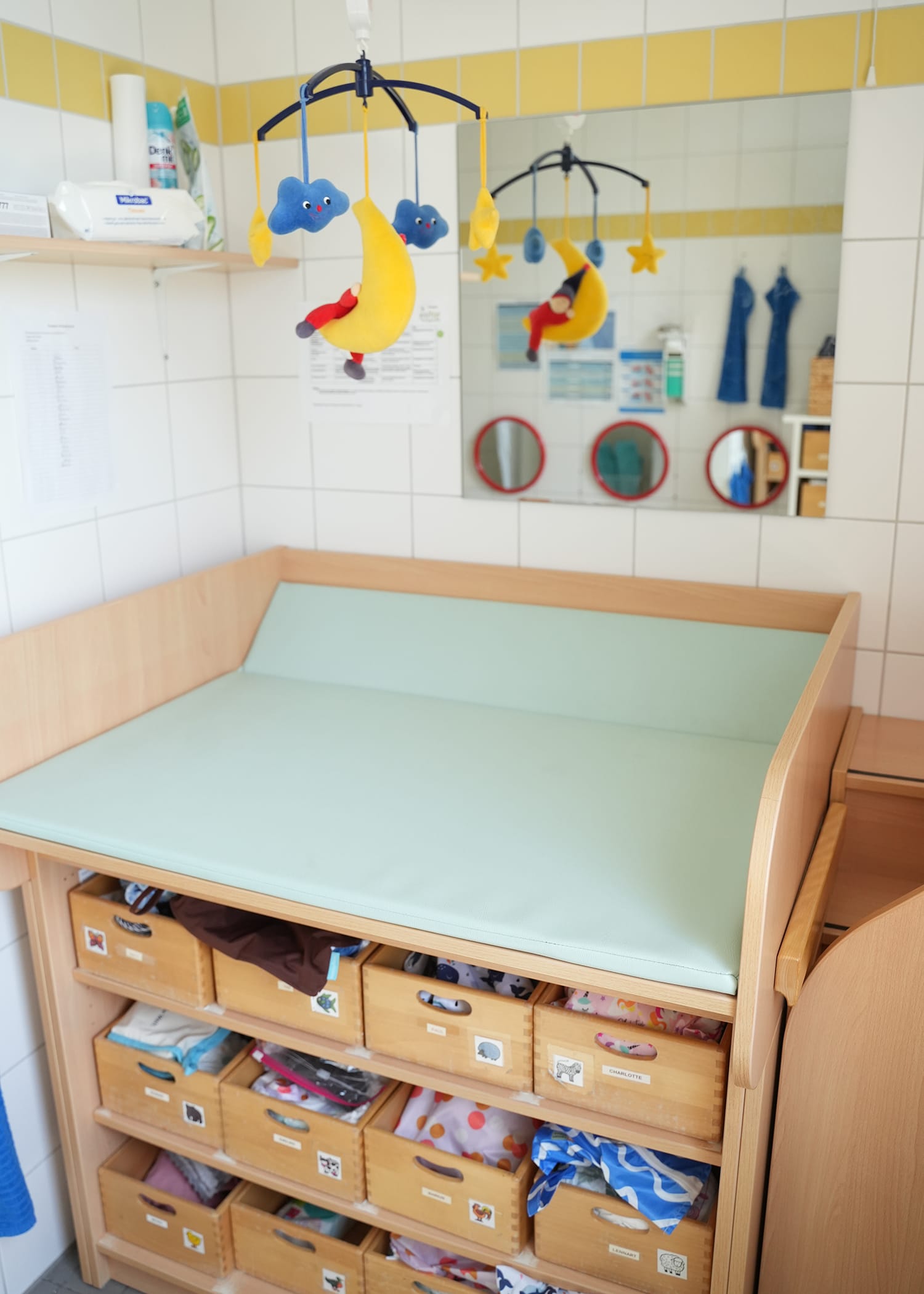 Raumbilder (56) Wickeltisch im Krippenbereich