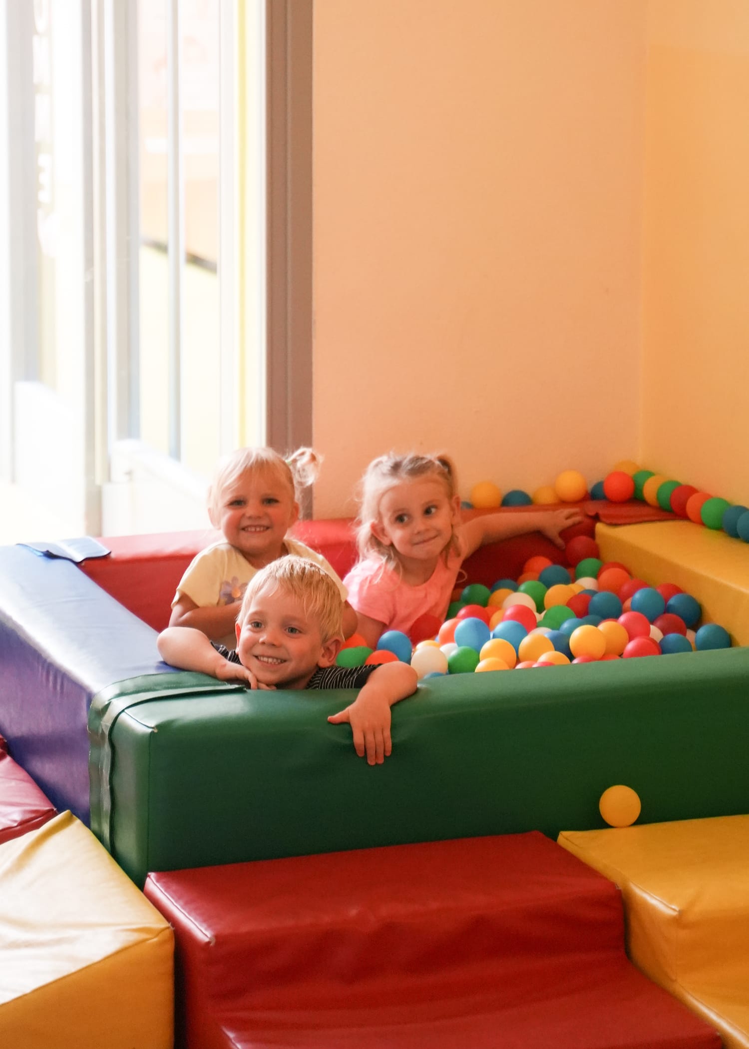 Raumbilder (7) drei Kinder im Bällebad