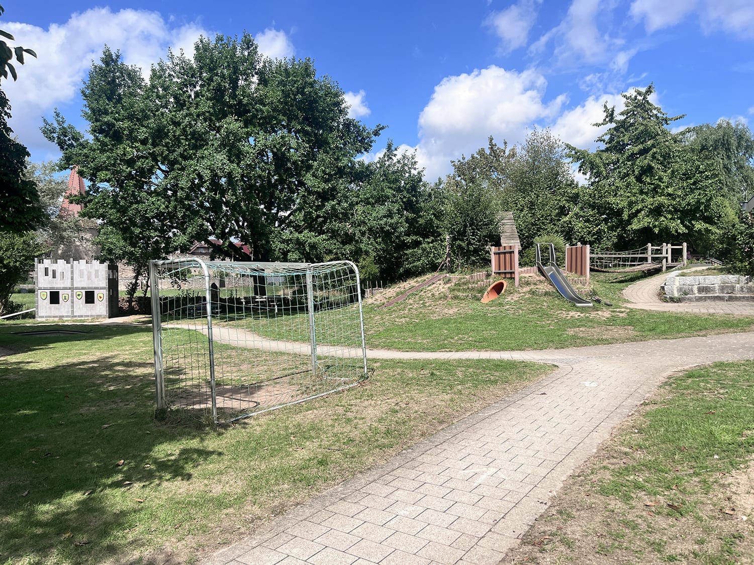 Garten1 Garten mit Fußballtor und Spielgeräten im Hintergrund