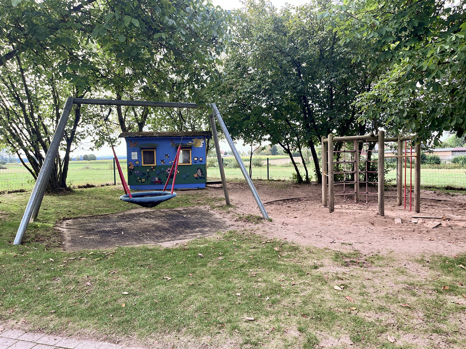 Garten6 Garten mit Nestschaukel und Kletternetz